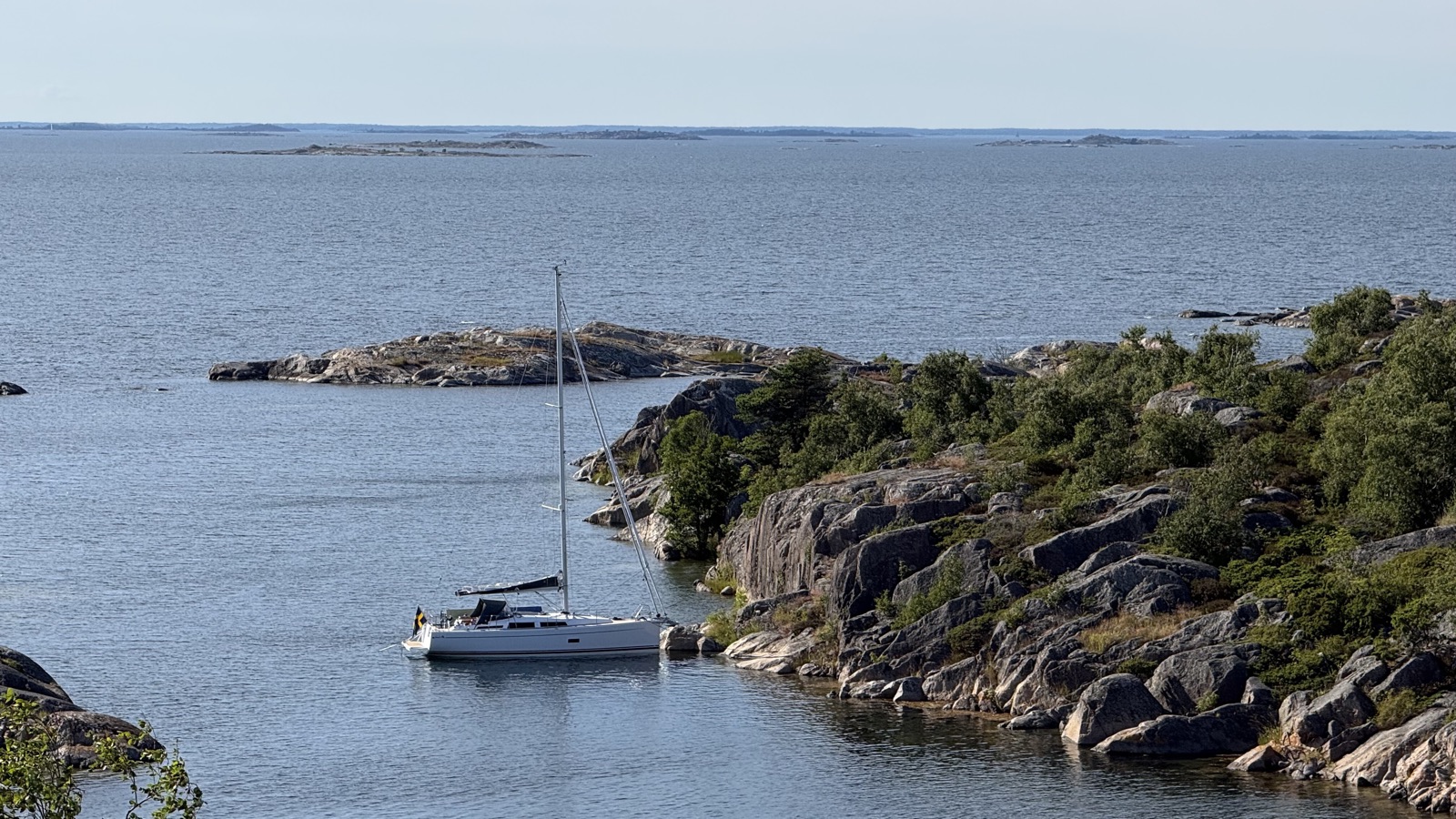 Solvind ankrad vid klipporna