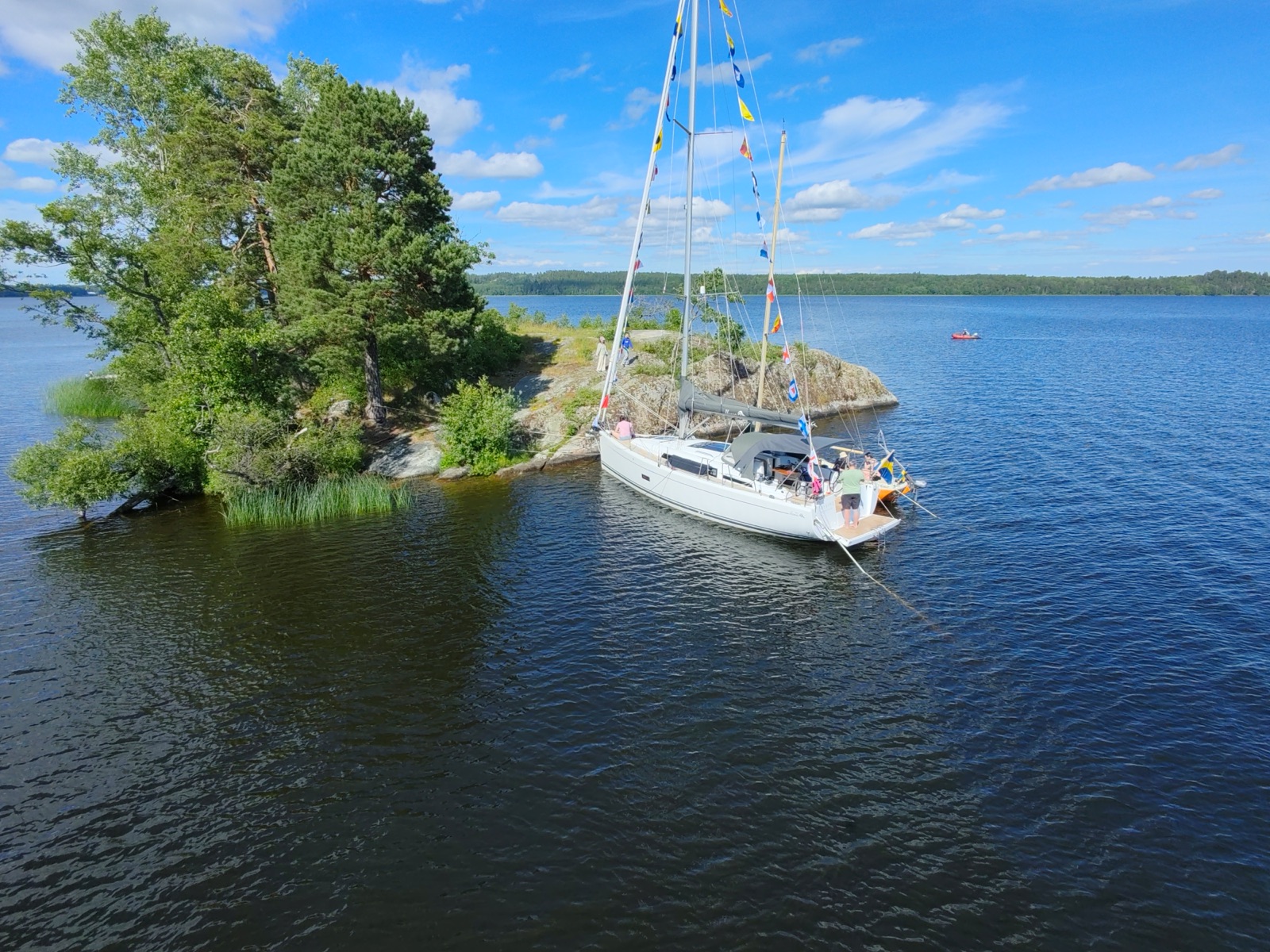 Solvind ankrad i skärgården