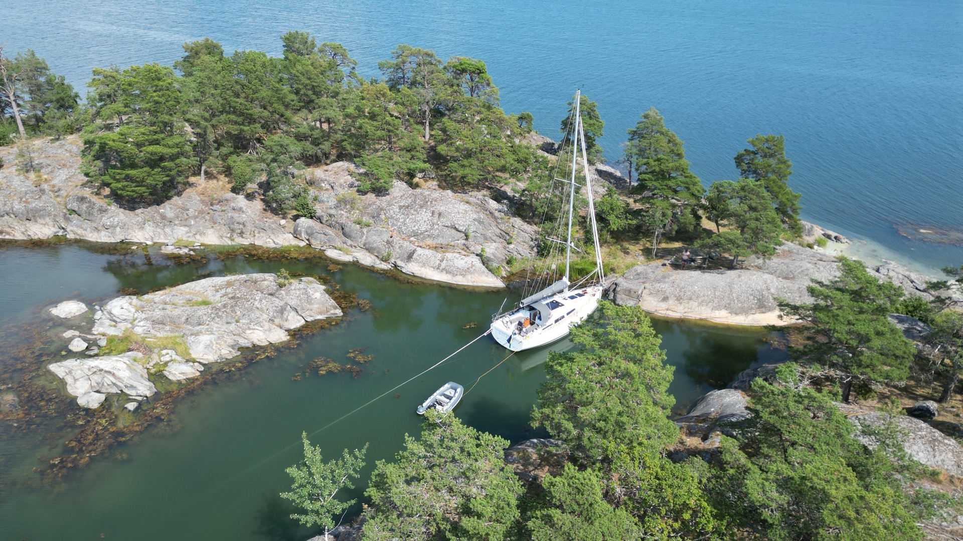 Solvind ankrad i skärgården